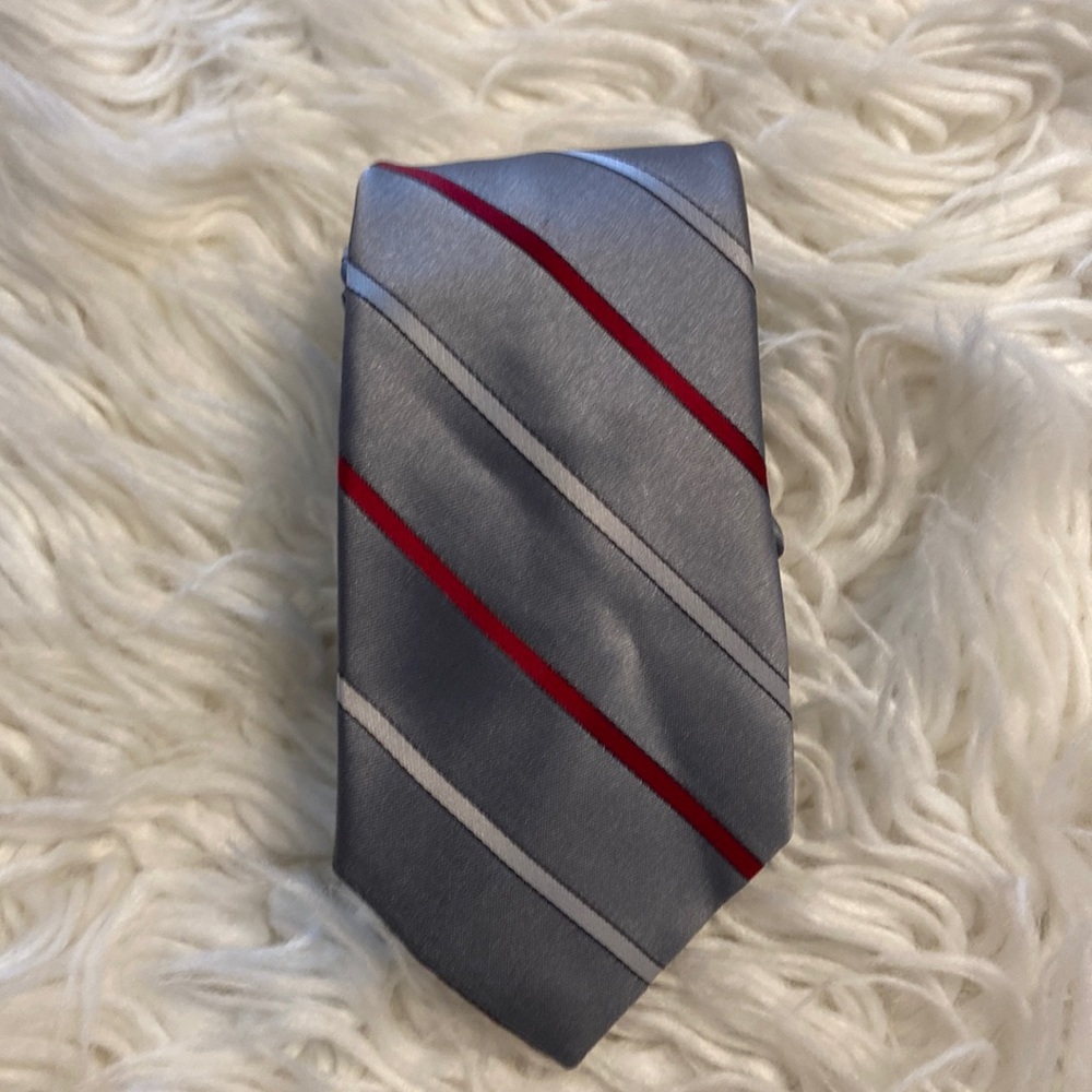 Hennessy Couture New York Man Tie gray tie with some silver and red